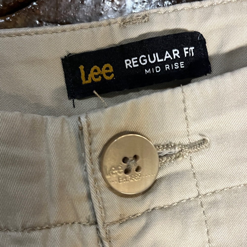 Lee khahi shorts size 6. Regular fit mid rise. 6” inseam - Picture 2 of 6